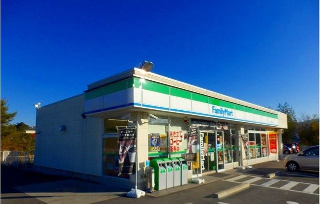 コンビニ　ファミリーマート　様（コンビニ）まで702m