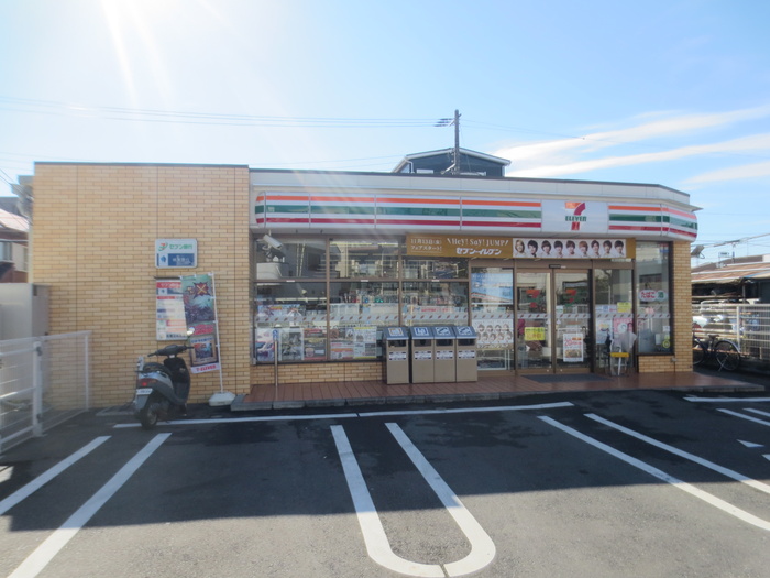 コンビニ　セブンイレブン（コンビニ）まで439m