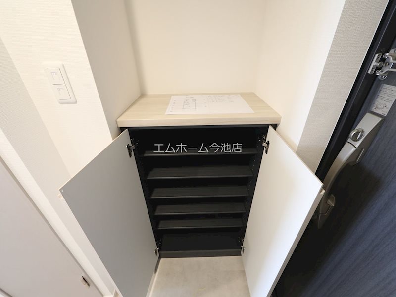 玄関　玄関　シューズボックス付