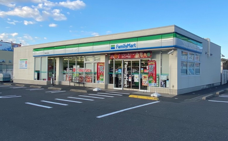 コンビニ　ファミリーマート川越的場店（コンビニ）まで590m