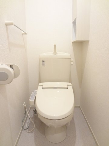 トイレ　落ち着いた色調のトイレです