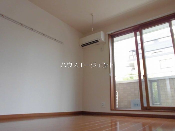 居室・リビング　7帖洋室は南向きで明るいです。