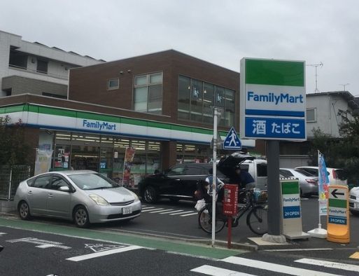 コンビニ　ファミリーマート小浦世田谷梅丘店（コンビニ）まで80m