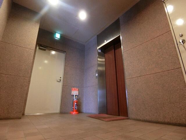 ロビー　エレベータ