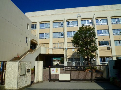 中学校　川崎市立西高津中学校（中学校）まで644m