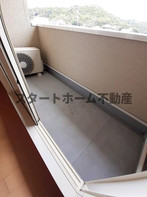 バルコニー　外からの目が気にならないバルコニーで洗濯物が干せます