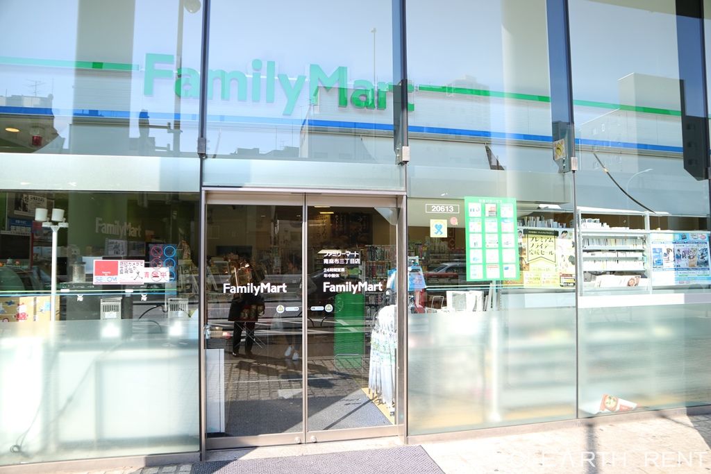 コンビニ　ファミリーマート 南麻布三丁目店（コンビニ）まで128m