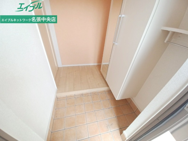 玄関　別物件反転タイプ写真