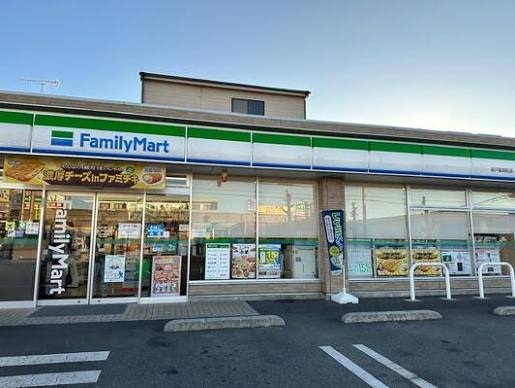 コンビニ　ファミリーマート坂戸薬師町店（コンビニ）まで385m