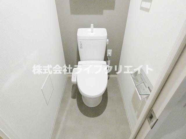 トイレ　上部に収納あります。