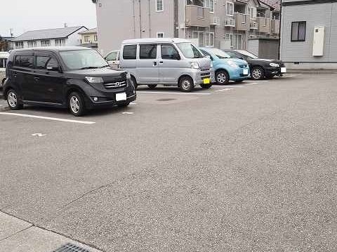駐車場　駐車場があるので、車を買う予定の方も安心です