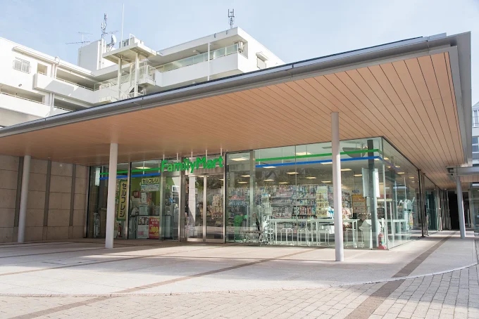 コンビニ　ファミリーマート南山堂アルコスクエア店（コンビニ）まで608m