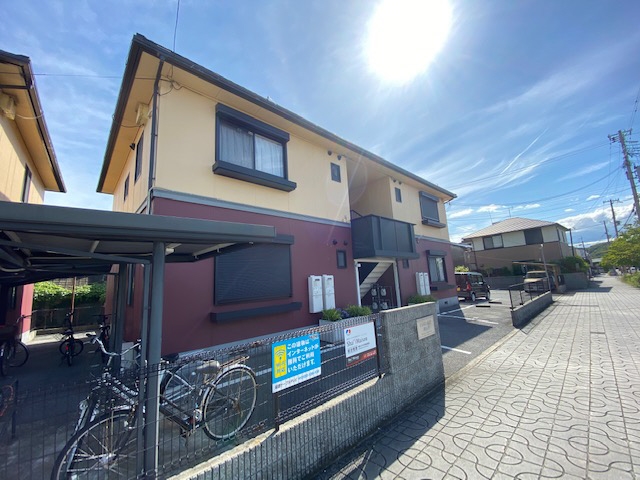 建物外観　ツートンカラーでカワイイ外観です♪