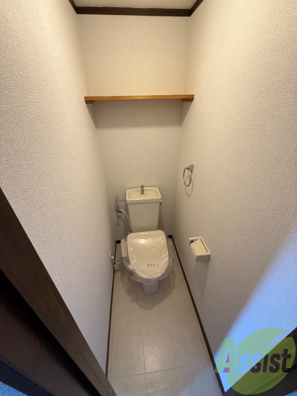 トイレ　こちらがトイレです。物置があり、使いやすそうですね！