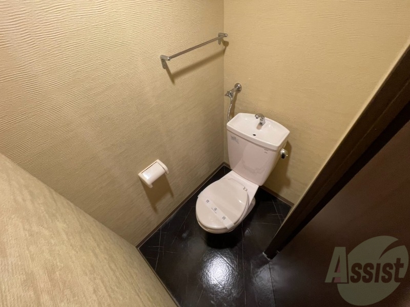 トイレ　トイレです。タオル掛けもついて便利ですね