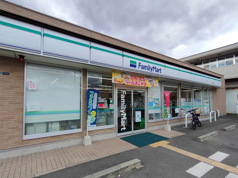 コンビニ　ファミリーマート奈良恋の窪店（コンビニ）まで47m