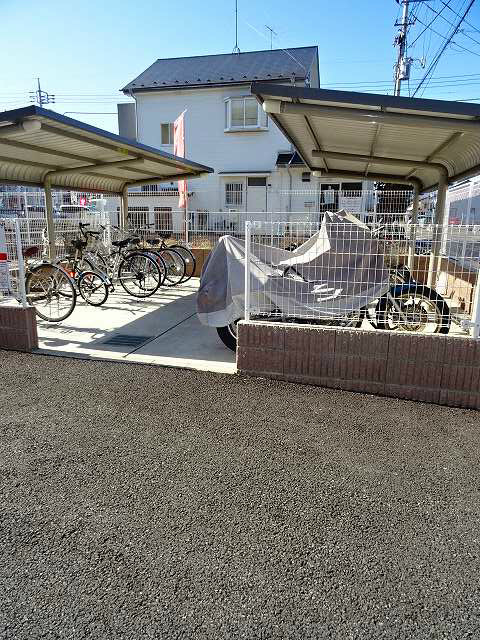 その他共有部分　屋根付きの駐輪場です。