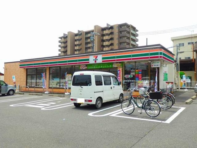 コンビニ　セブンイレブン桑名益生店（コンビニ）まで700m