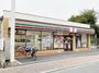 コンビニ　セブンイレブン 足立亀田小前店（コンビニ）まで80m