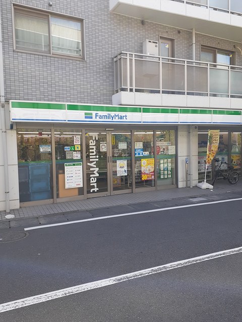 コンビニ　ファミリーマート（コンビニ）まで300m