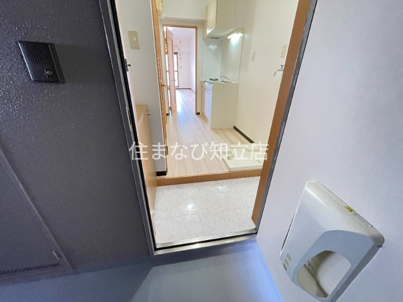 玄関　同型別部屋写真・反転タイプ