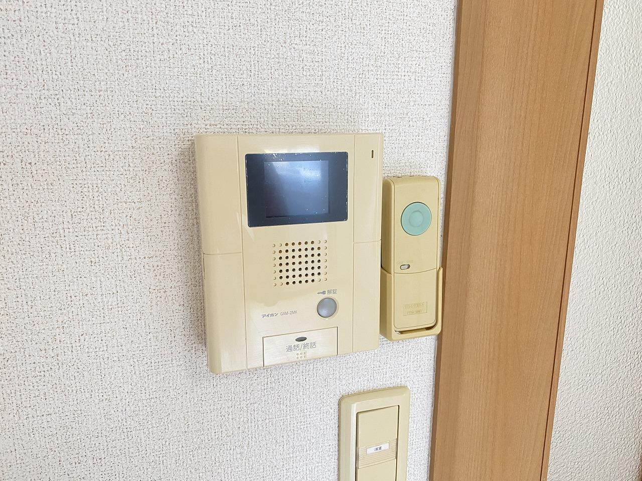 セキュリティ　来客時にはお部屋から確認ができるモニター付きインターホン♪