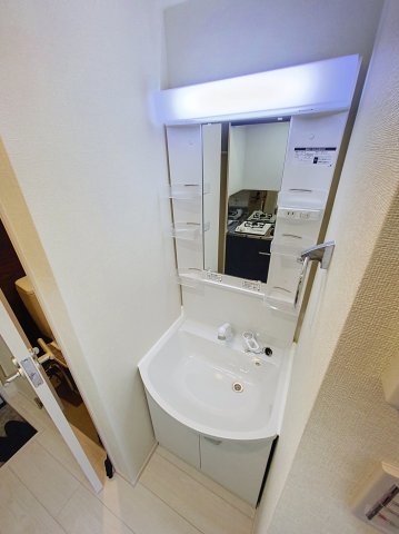 洗面設備　独立洗面台あり、毎朝おしゃれに忙しい女性の方におすすめです
