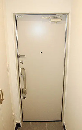 玄関　別部屋の画像を使用しております。