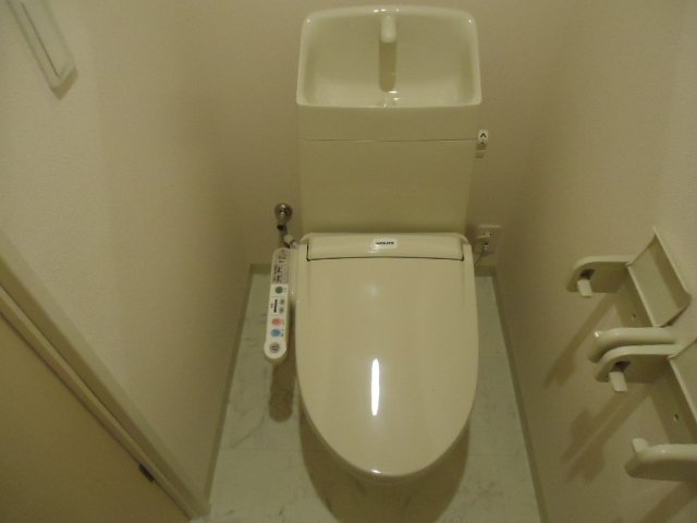 阪急宝塚線 池田駅 徒歩7分 2階建 築12年のトイレ写真