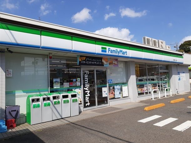 コンビニ　ファミリーマート（コンビニ）まで400m