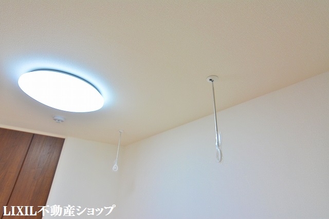 その他設備　洋室には室内洗濯物干し機能付です。