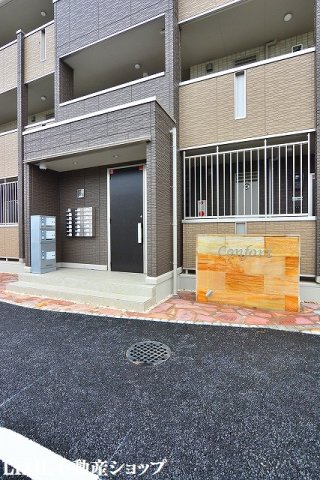 エントランス　オートロック機能付のエントランスです。