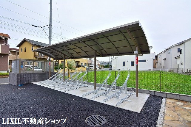 その他共有部分　敷地内に屋根付きの駐輪場があります。