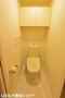トイレ　上部に収納のある温水洗浄便座付のトイレです。