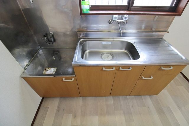 ＪＲ宇都宮線 蓮田駅 徒歩8分 2階建 築36年のキッチン写真