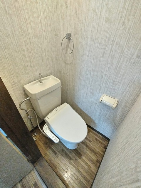 トイレ　★★トイレは嬉しい洗浄機能付き便座です♪★★
