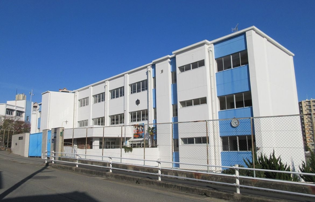 中学校　神戸市立塩屋中学校（中学校）まで1473m