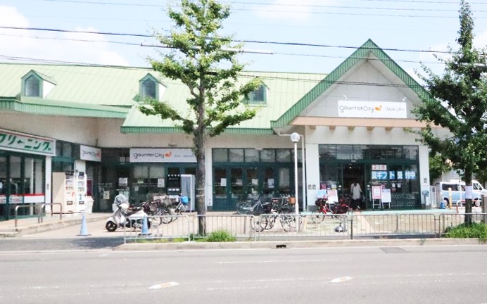 スーパー　グルメシティ嵯峨店（スーパー）まで167m