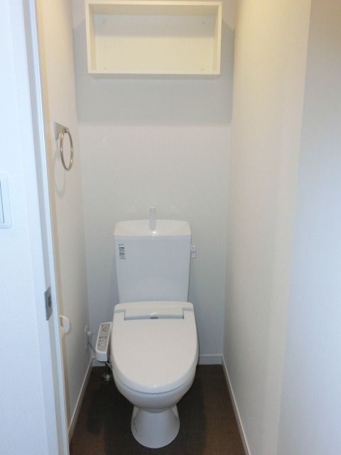 トイレ　収納つきのトイレです