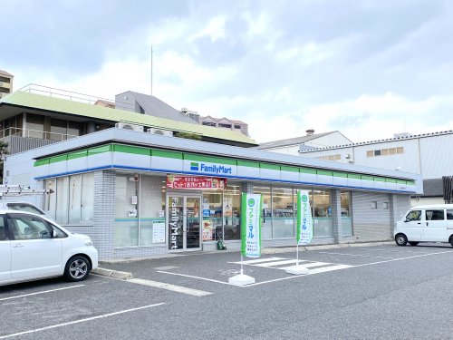 コンビニ　ファミリーマート 泉大津東港町店（コンビニ）まで656m