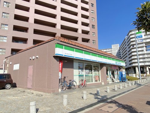 コンビニ　ファミリーマート 泉大津なぎさ町店（コンビニ）まで686m