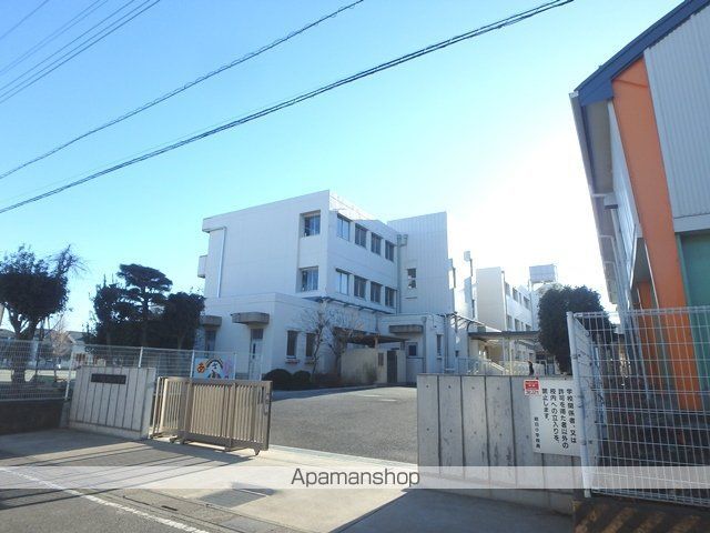 小学校　桶川市立朝日小学校（小学校）まで24m