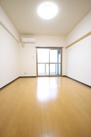 居室・リビング　個人の部屋や寝室として使える洋室です
