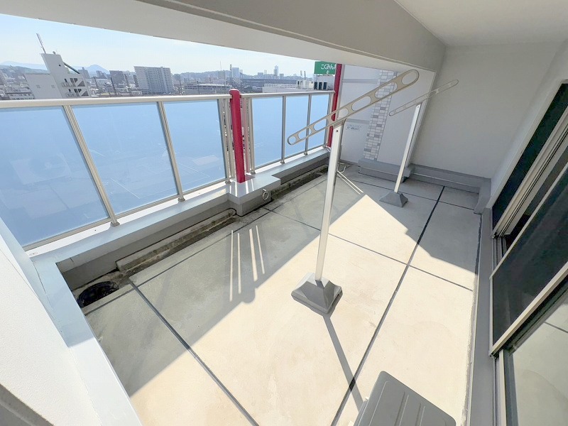 バルコニー　☆屋根付き広めのバルコニーがポイントです☆