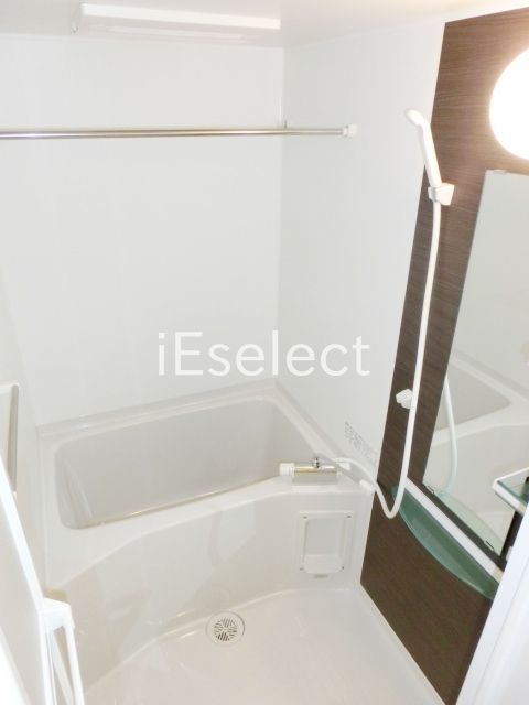 バス・シャワールーム　キレイなバスルーム。雨の日に便利な浴室乾燥が付いてます。