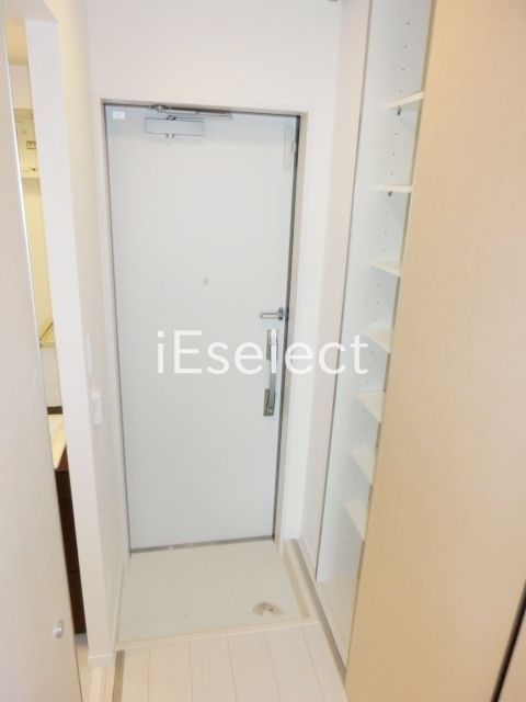 玄関　シューズBOX付の玄関。鍵が2か所あるので安心です。
