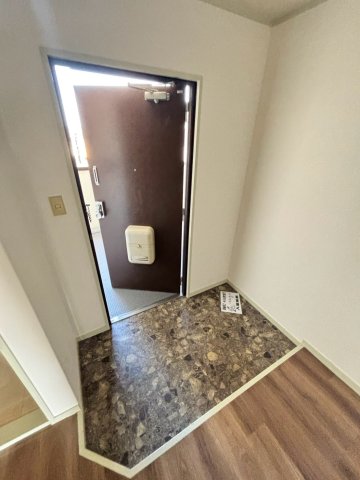 玄関　別号室の画像の為、ご参考にしてください。