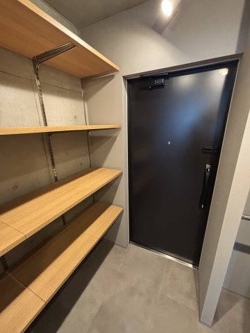 玄関　★奇数階・偶数階で木材や壁の色が異なります。