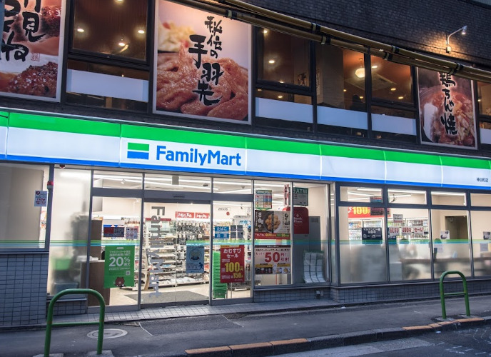コンビニ　ファミリーマート ツルヤ神谷町店（コンビニ）まで142m