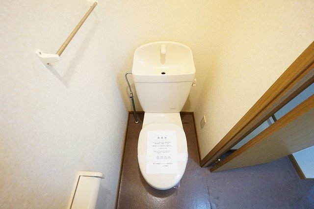 トイレ　落ち着いた色調のトイレです
